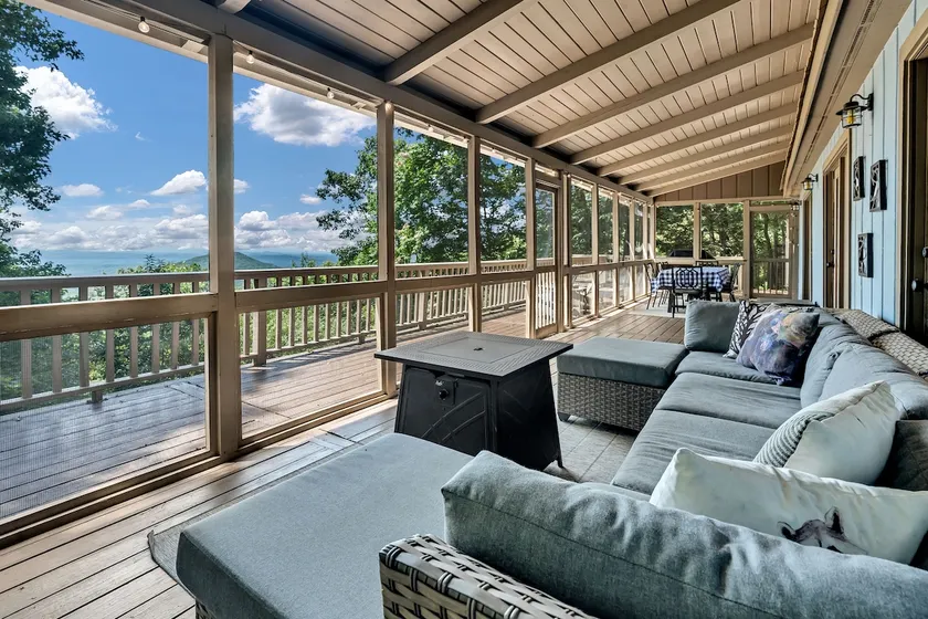 Cozy Walnut Mountain Cabin with Hot Tub & Views - Image 1