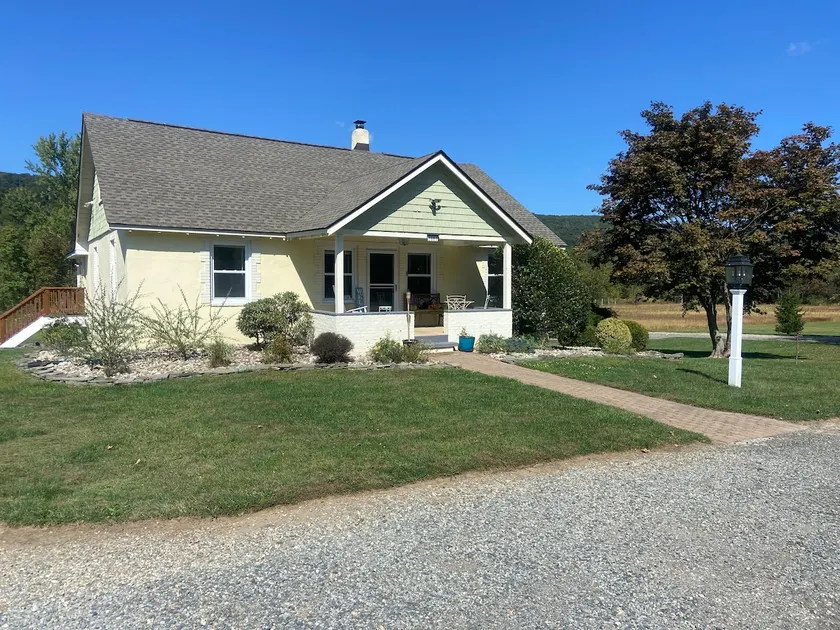 Secluded yellow farm house with Mountain View’s - Image 1