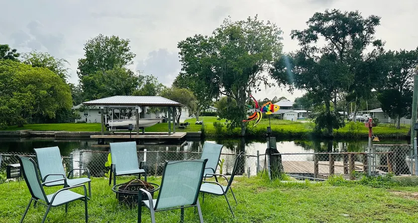 Home in Crystal River FL Water Front Floating Dock - Image 1