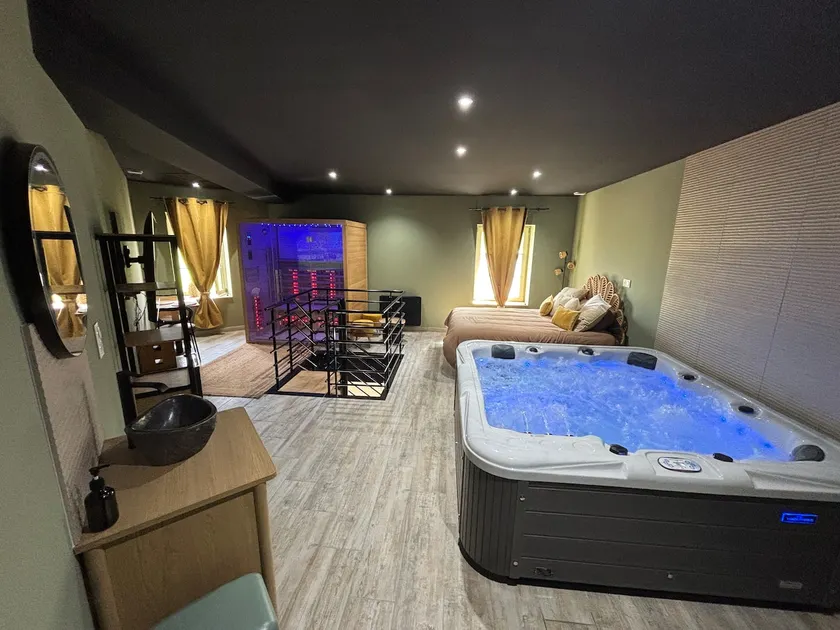 Private suite with sauna and Jacuzzi - Image 1