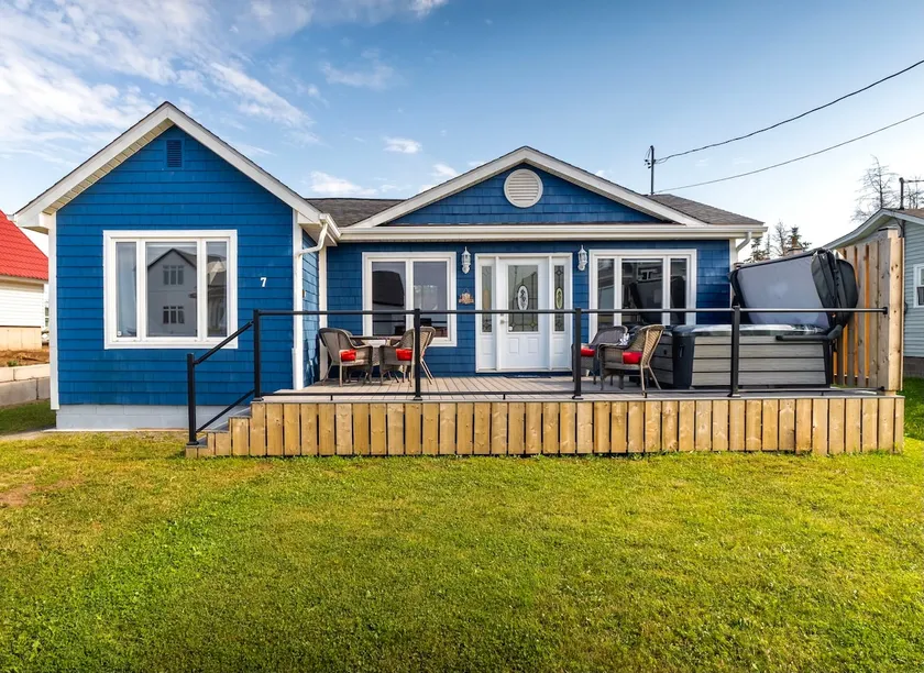 Cozy Beach Cottage/Chalet on the Ocean - Image 1