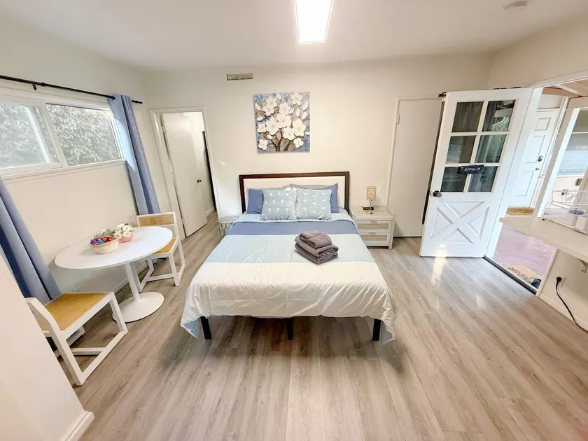 Modern Studio | Sofa Bed + Kitchen Near Rose Bowl - Image 1