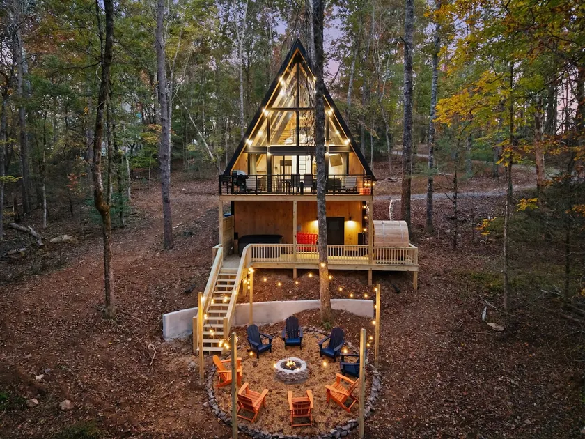 Cozy Romantic Cabin | Sauna Hot Tub & Scenic Views - Image 1