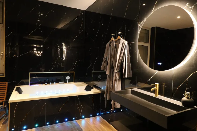 Golden Suite - Elegance - Private Spa Jacuzzi - Image 1
