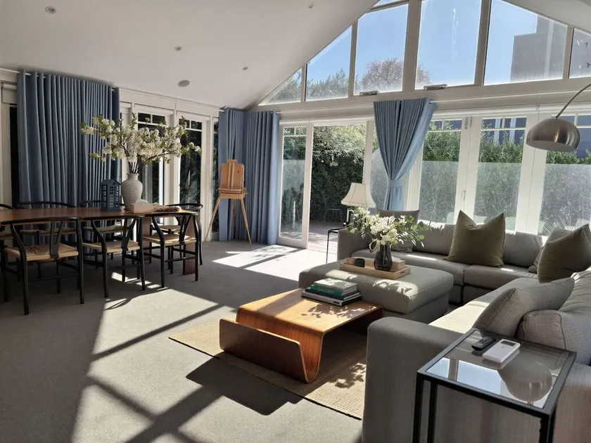 Elegant Art Deco Gem Cosy 3BR Retreat - Image 1