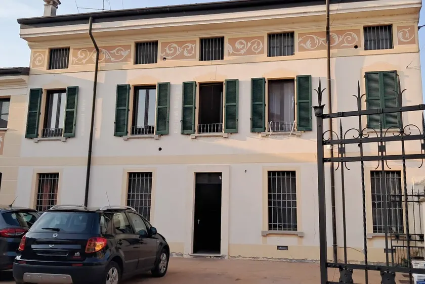 4-bed apartment in the historic center with parking space - Image 1
