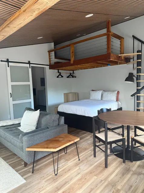 Backyard Guest House with Hot Tub - Image 1