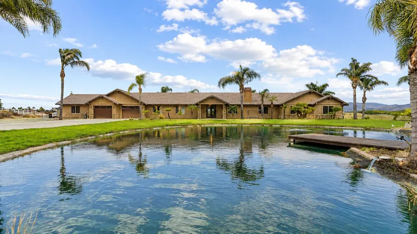 Luxe 5BR Villa | Event-Friendly & Pool Table - Image 1