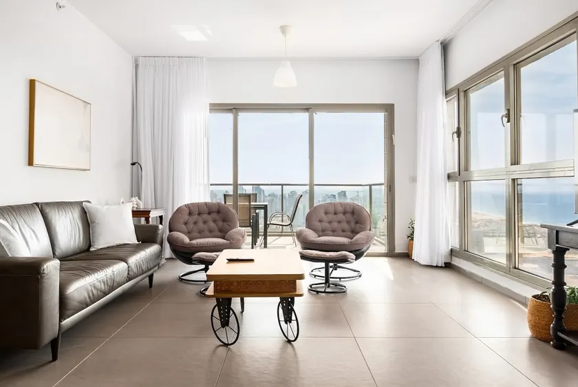 Stunning 4BR Penthouse with Balcony & Sea Views - Image 1