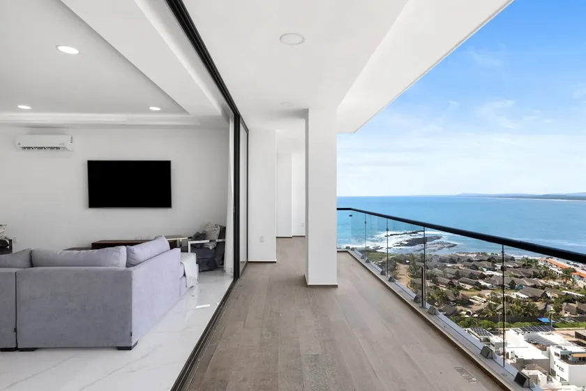 Exclusive Beachfront Penthouse in Mazatlán - Image 1