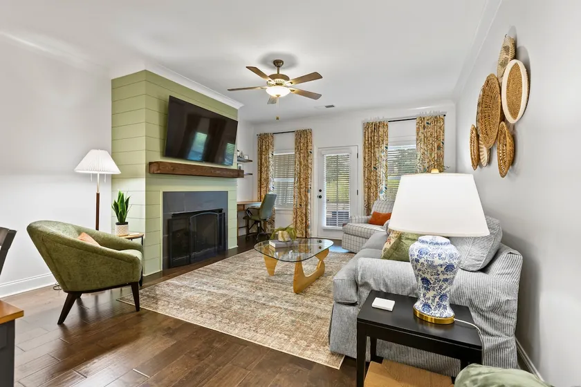 Tailored Townhouse with Pool & Lake Access - Image 1