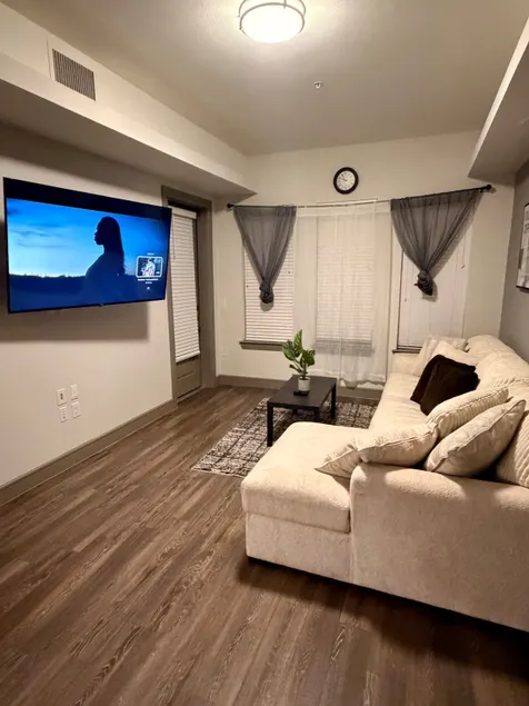 Modern 1 BR Apartment W/Pool in the Domain - Image 1