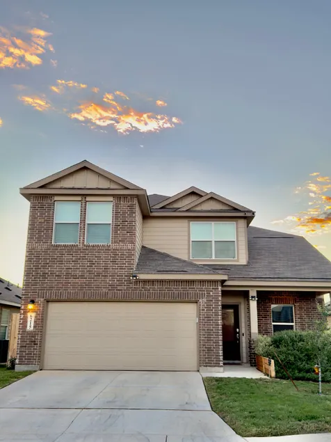5-Bedroom Family Getaway w/ Yard & Modern Comforts - Image 1