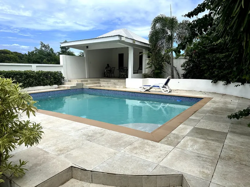 Modern 1BR w/ Pool & Balcony - 5 Mins from Airport - Image 1