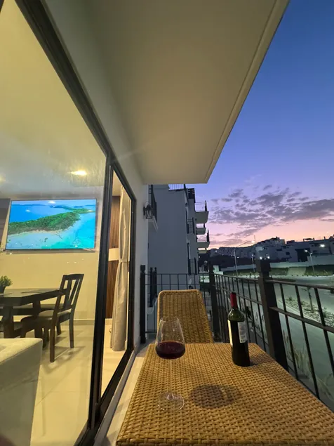 Modern apartment with view, 86” TV, pool, 2 bathrooms - Image 1
