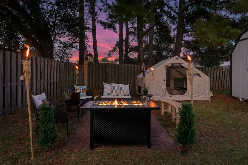 Midweek Retreat 5BR Near Beaches - Image 1