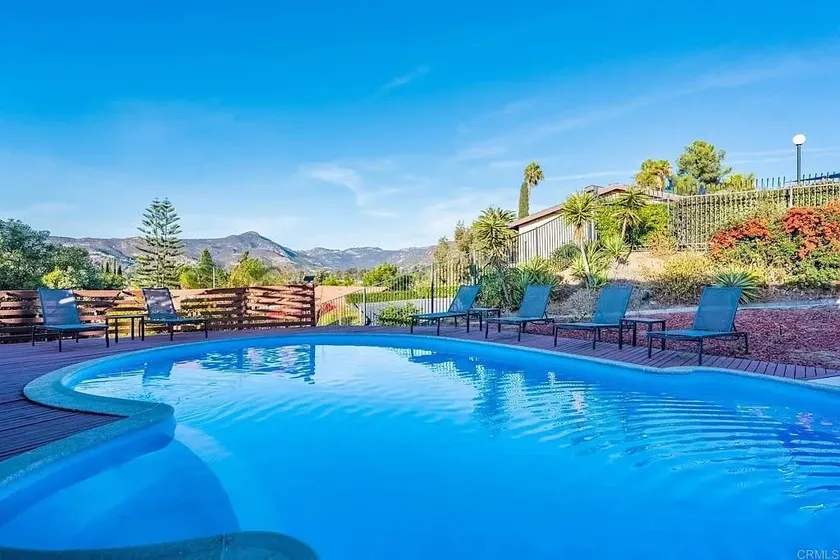 Mountains Views with Pool & Basketball, Relax & Play! - Image 1