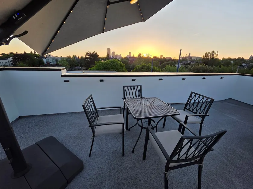 Center of Seattle | Panoramic Rooftop| 3BR Sleep 6 - Image 1