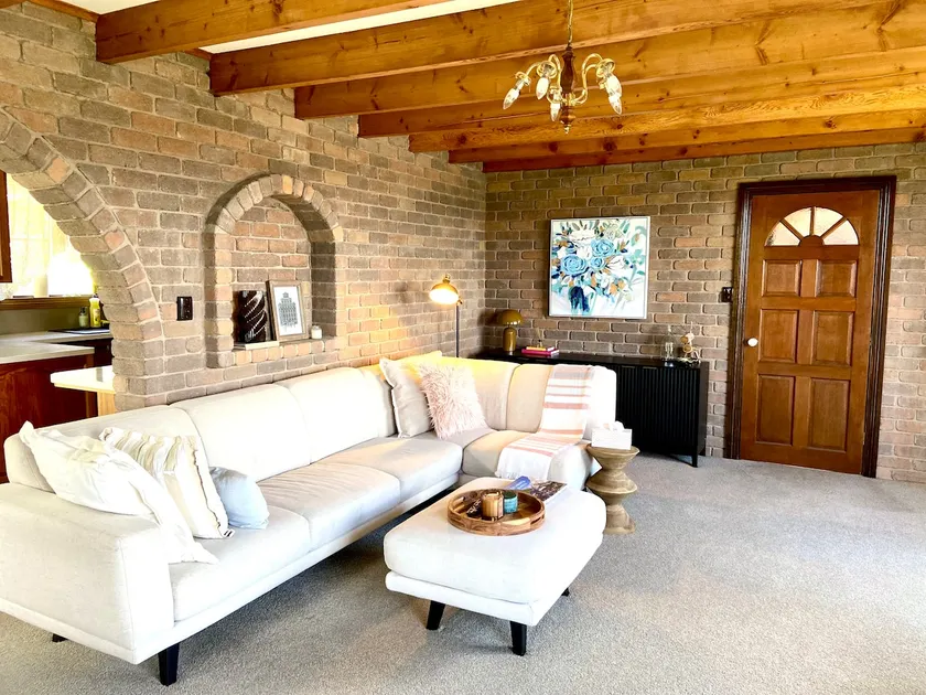Beautiful mid-century home with view - Image 1