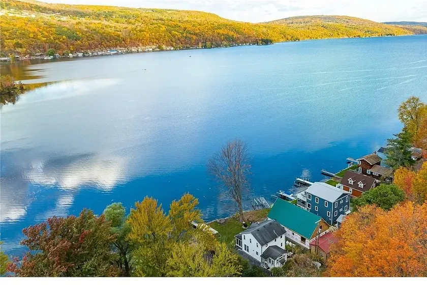 Peaceful lake front home with amazing views. - Image 1