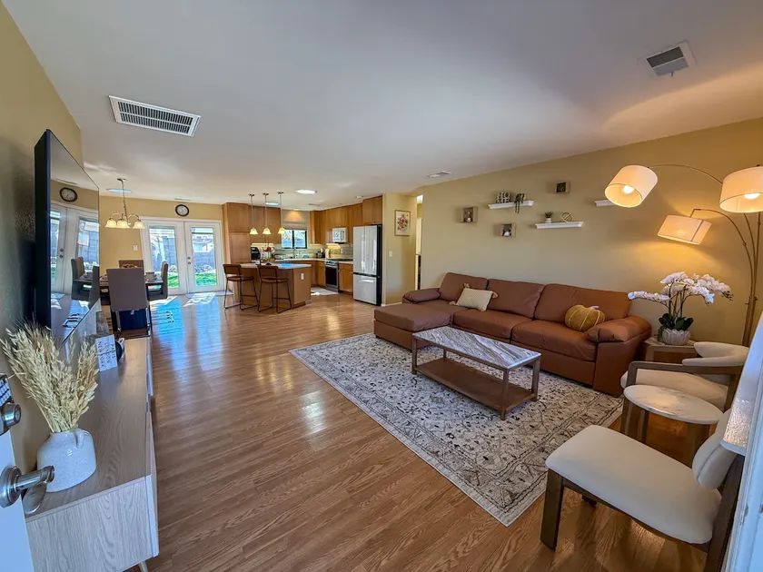 Cozy Airbnb: open concept living with backyard - Image 1