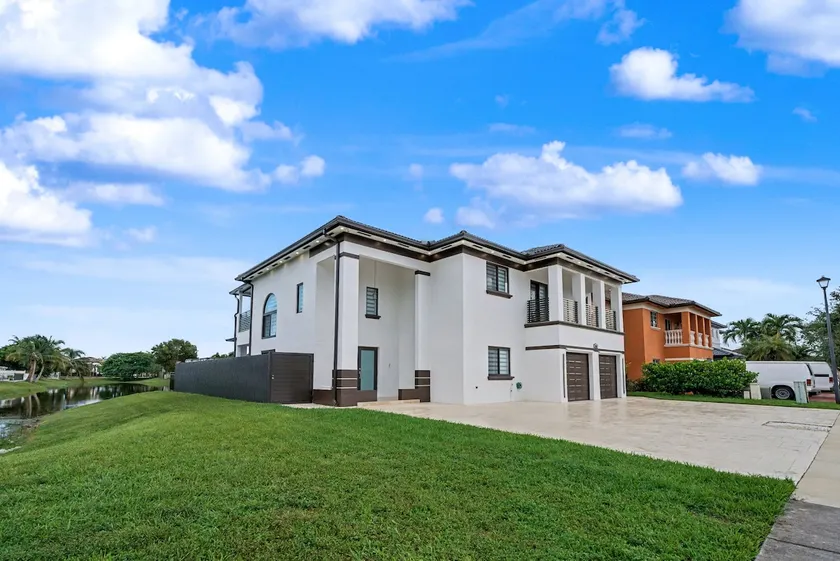 Luxury Lakefront Getaway - Image 1