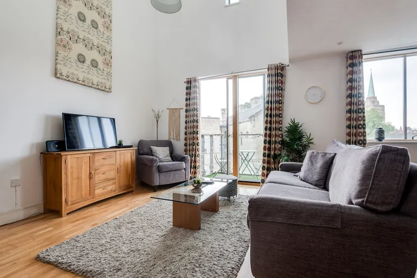 Heart of Oxford Duplex w Balcony - Image 1