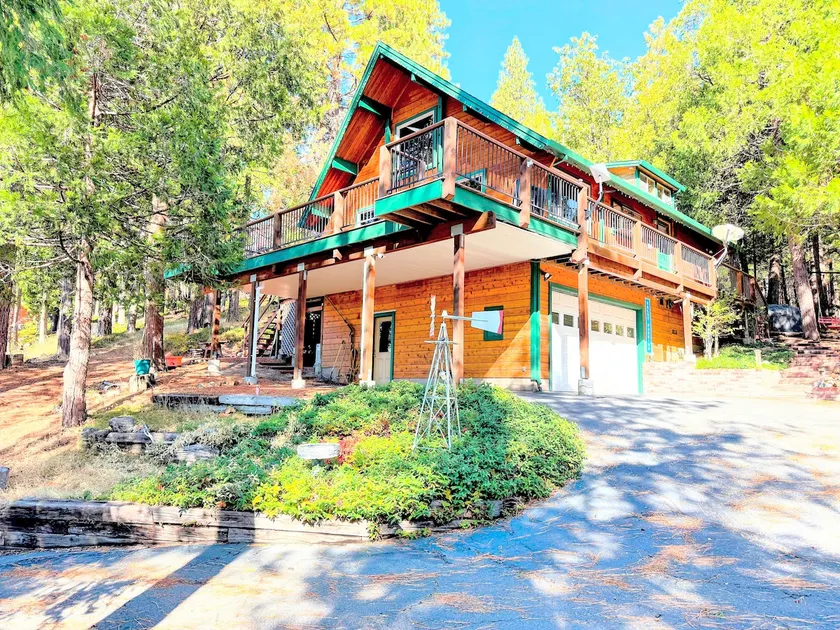Luxury Cabin w/Hot Tub, WiFi + Views (Sleeps 10) - Image 1