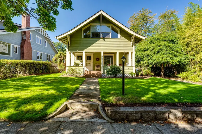 The Moss Street Manor • Walk to UO & Hayward - Image 1