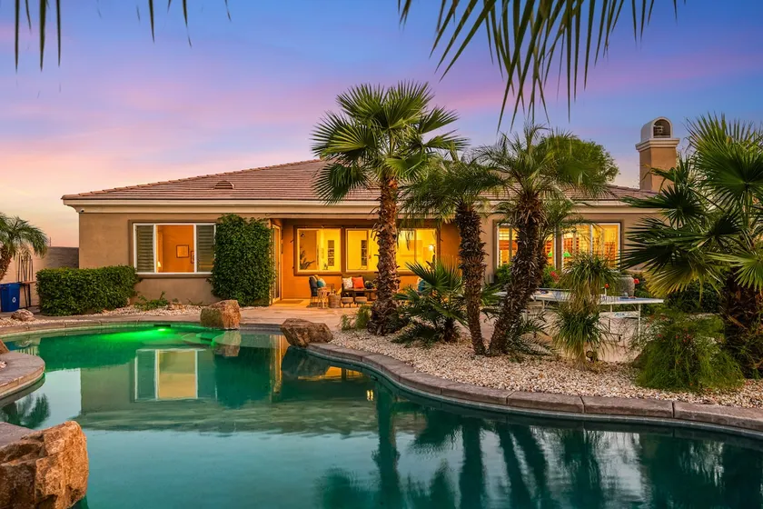 Perfect luxury oasis in desert - Image 1