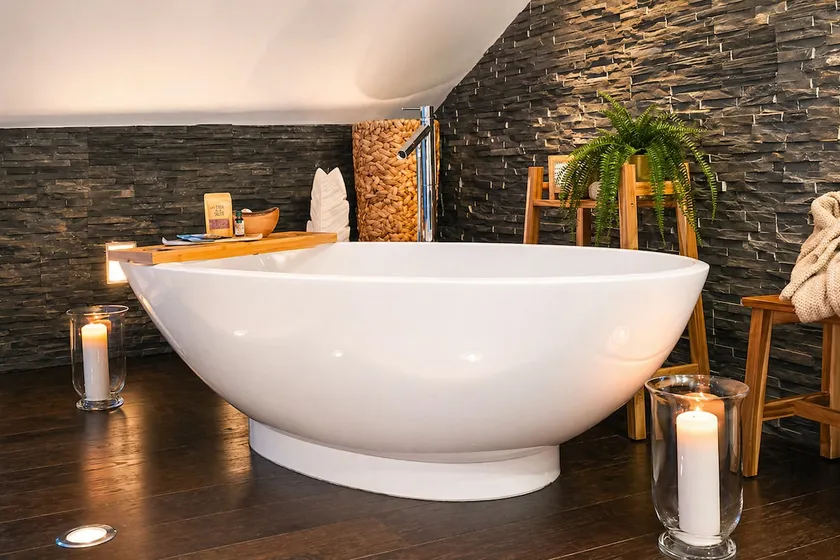 Alpine oasis chalet with freestanding bathtub - Image 1