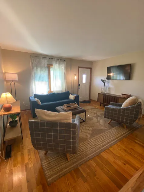 Stylish, clean, comfy home w/ king bed, sleeps 8 - Image 1