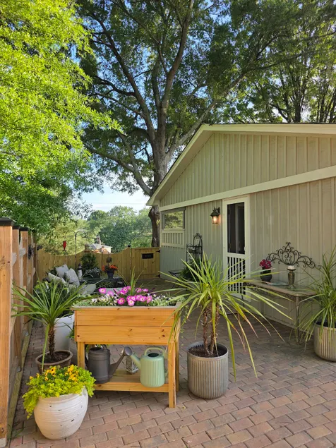 Cozy Quarters in King -price includes all fees- - Image 1