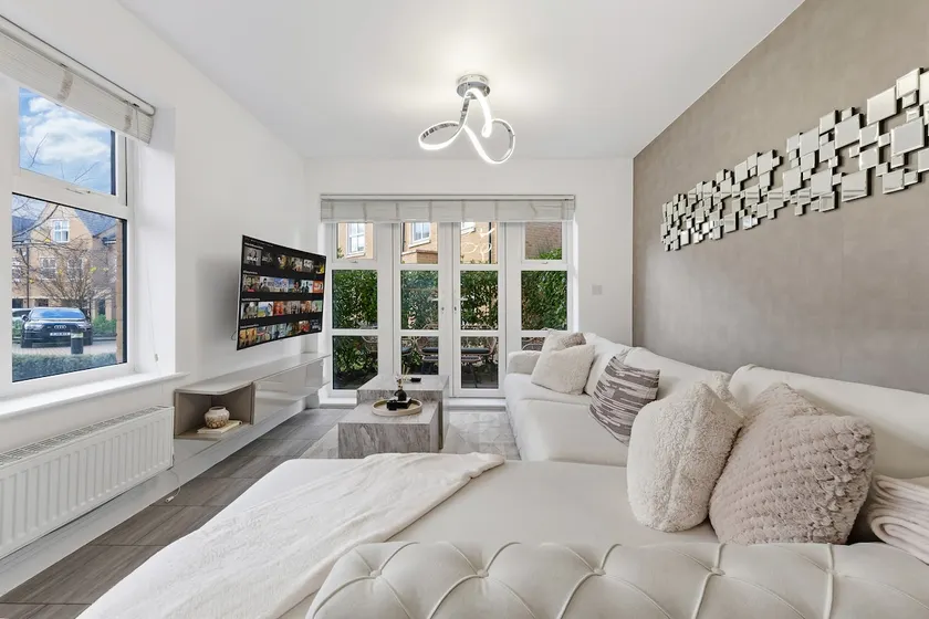 Egham Retreat Contemporary 2BR Peaceful Setting Free Wifi & Parking - Image 1