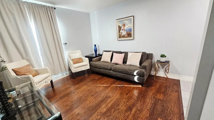Guest House in Sacramento - Image 1
