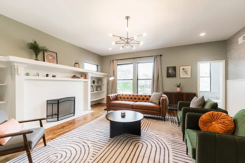 Dwellish Rentals - Hyde Park Luxury Stay 5BR Near Lake & UChicago - Image 1