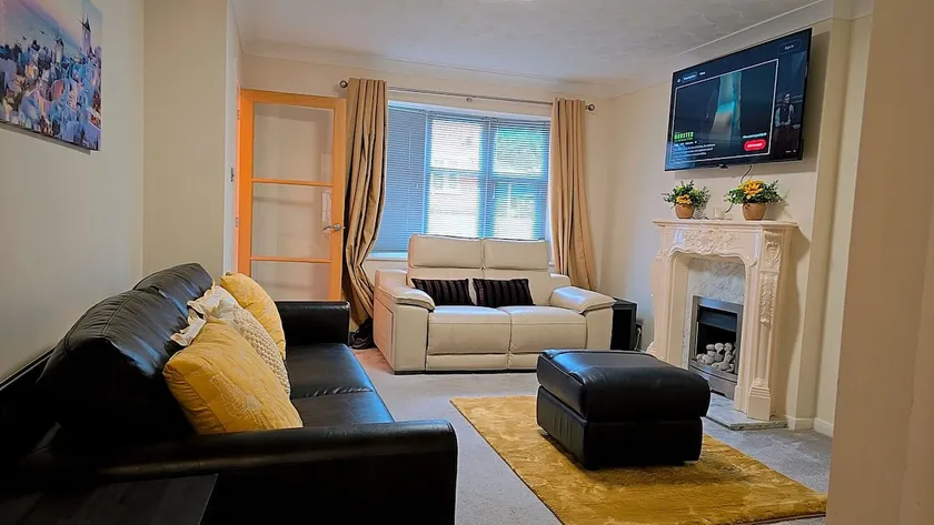 Modern luxury 3-bedroom guesthouse in Wigan - Image 1