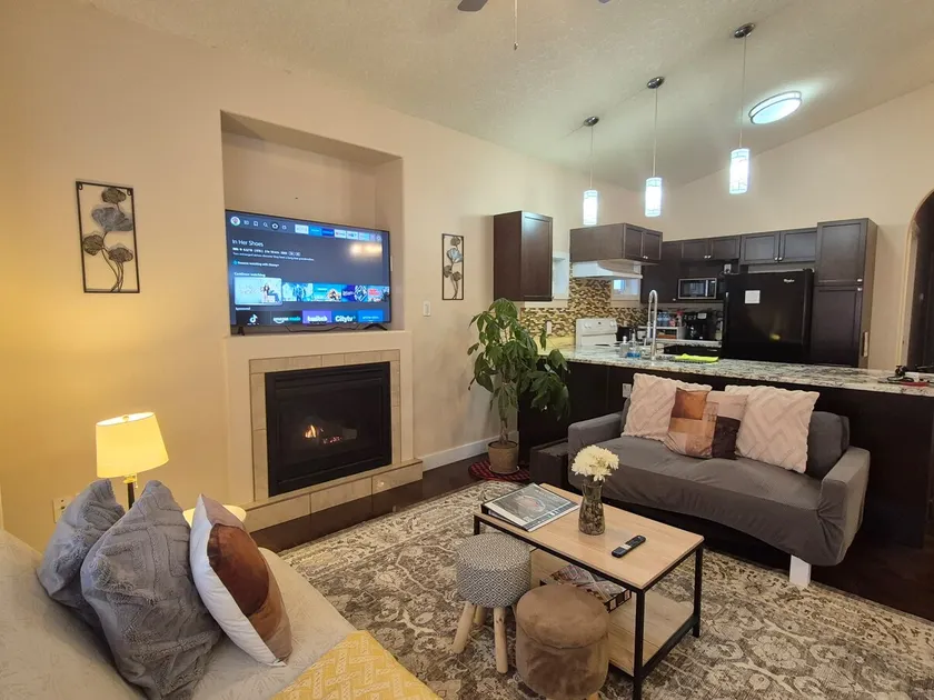 Central 3BR | Rogers Stadium Expo Hospitals Malls - Image 1