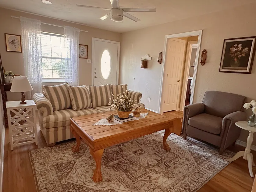 Cozy Cottage | 3 BR/2 BA -15 min Downtown Dallas - Image 1