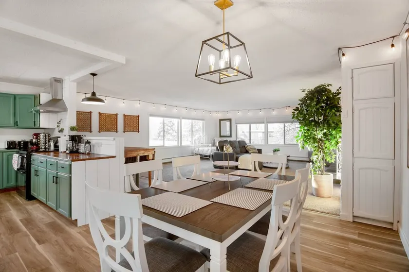 Huge, cozy and very “Alaskan” ~ Centrally located - Image 1