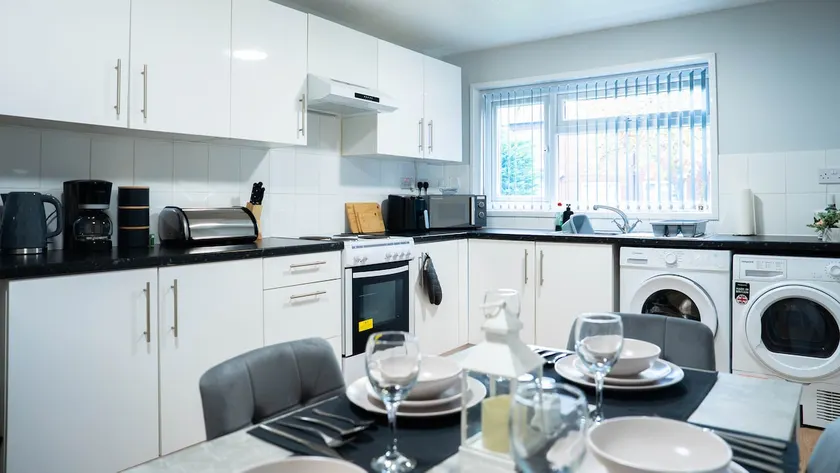 Langcliffe near warwick hospital, free parking, fast wifi, sleeps 5 - Image 1