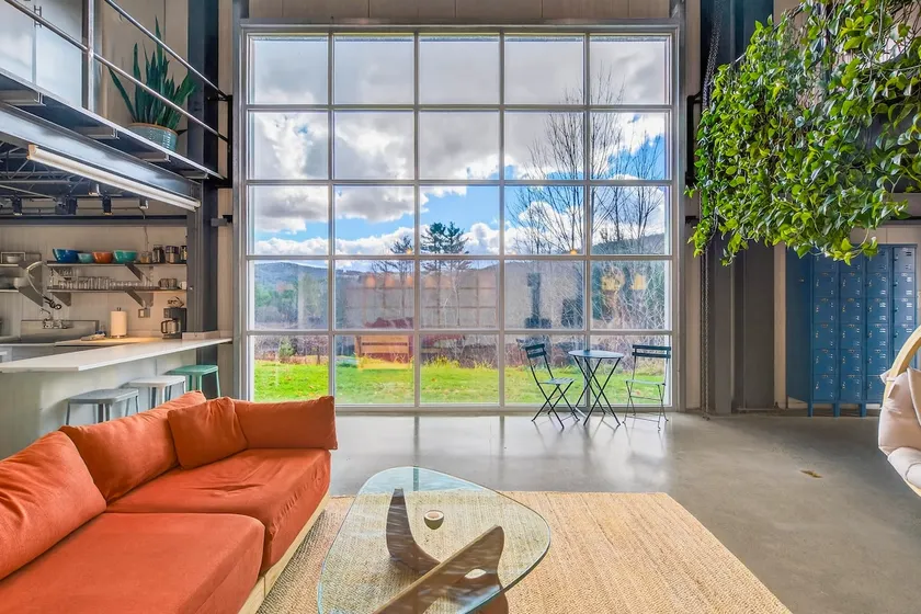 The Looking Glass, a modernistic escape - Image 1