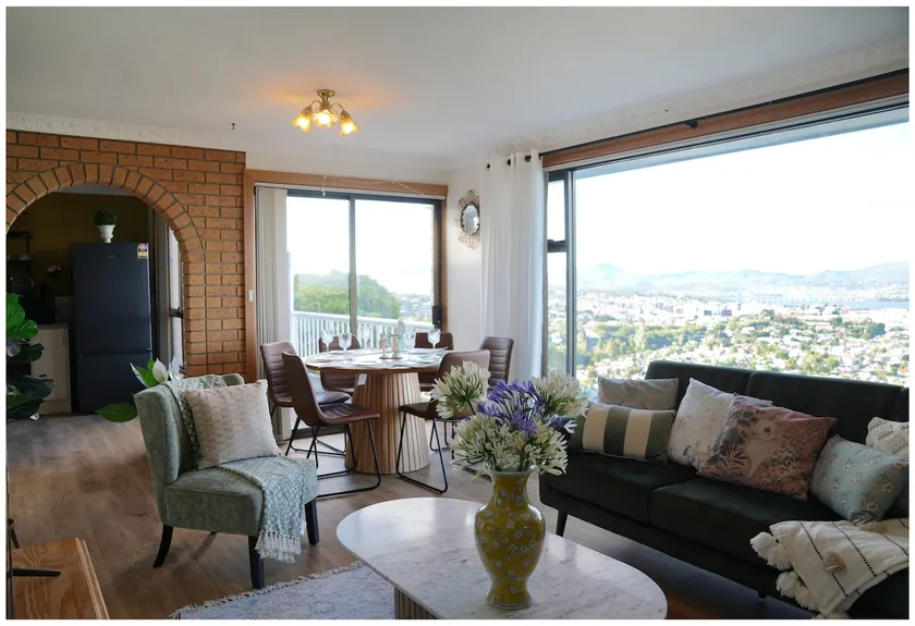 EmStay • The Lookout | Hobart View Home - Image 1