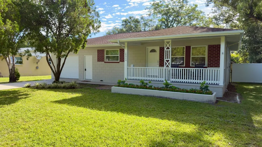 The Little Porch House - Image 1