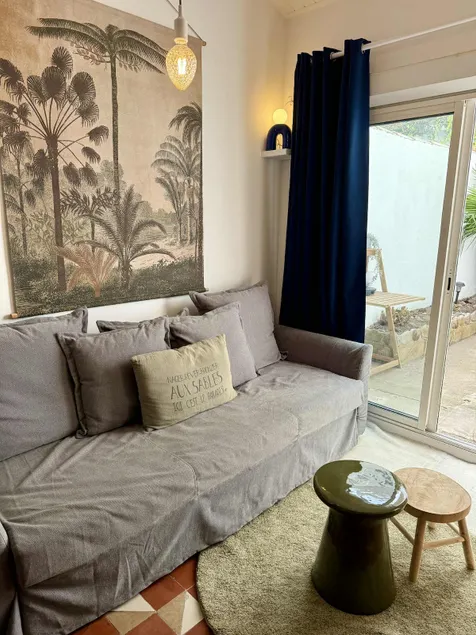 1-bedroom apartment with private patio – Arago Market & beach within walking distance - Image 1