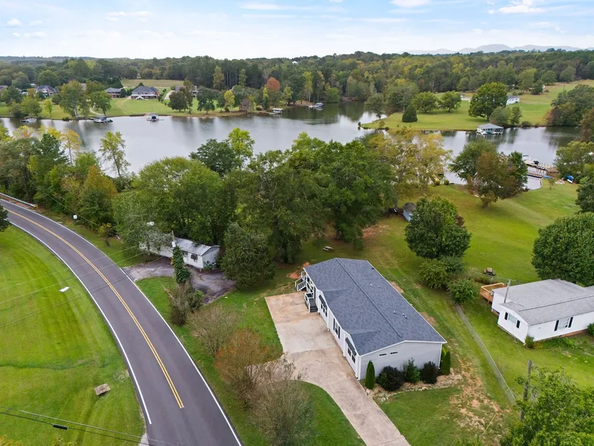 Lake Bowen Family Home, Pet Friendly, Sleeps 8 - Image 1