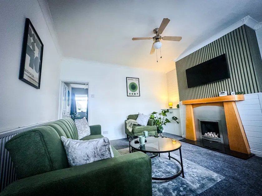Worsley Gem, Modern 2BR with Garden Space - Image 1
