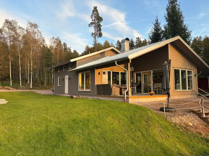 Cozy family-friendly cabin by the lake. - Image 1