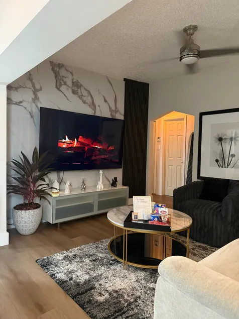 Cozy 2BR Near Miracle Mile + Free Parking - Image 1