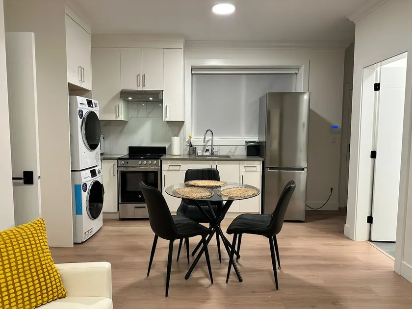 Cozy 2 Bedroom Suite in Burnaby - Image 1